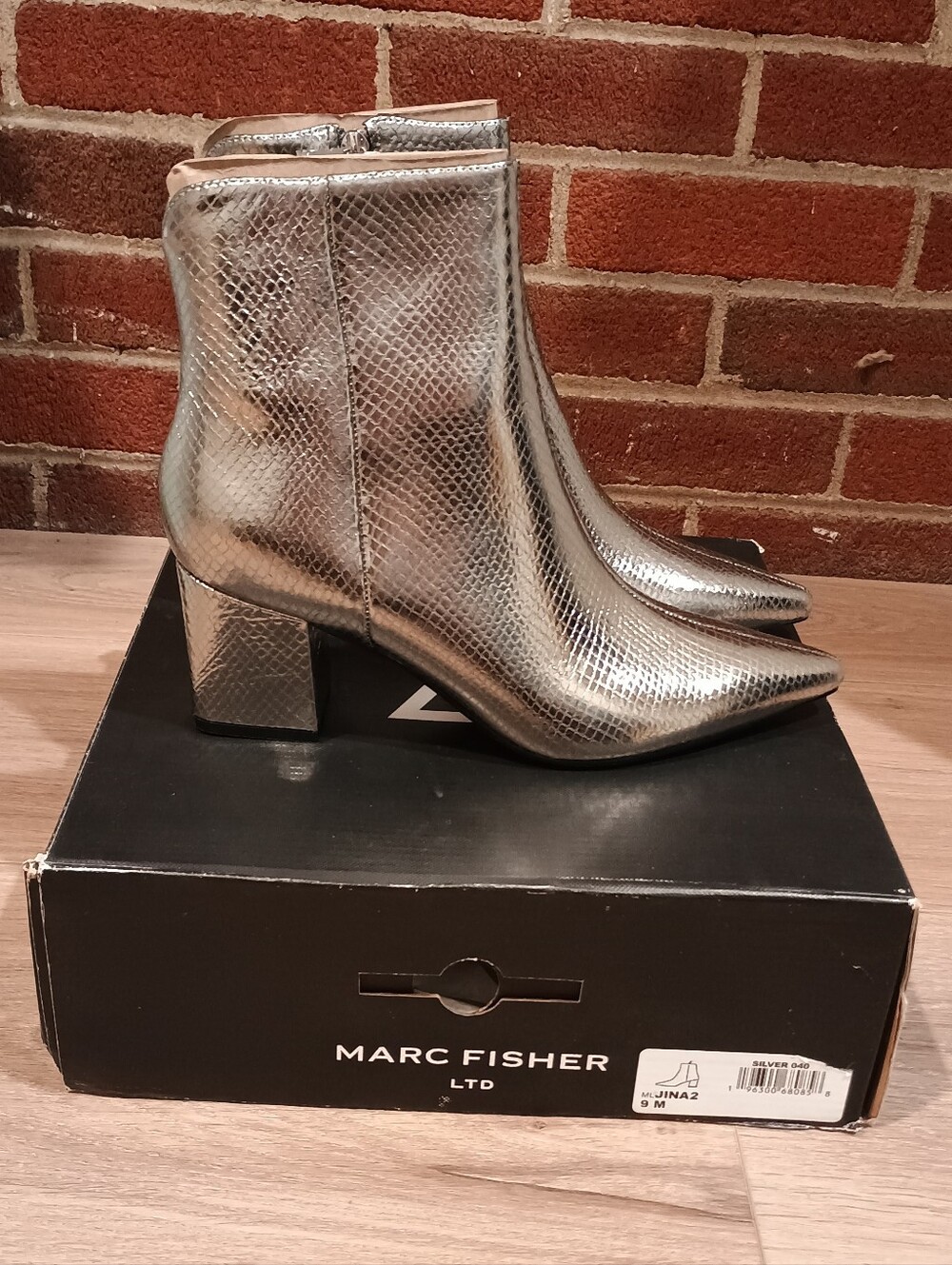 New In Box Marc Fisher Jina2 Silver Metallic Pointed Toe Leather Bootie Size 9